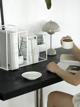 個性的な鉄製ジオメトリックデザインの本棚【展示用・幾何学的ライン装飾】