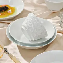 高級感ある浮彫デザインの陶器製プレート【白色・角皿】