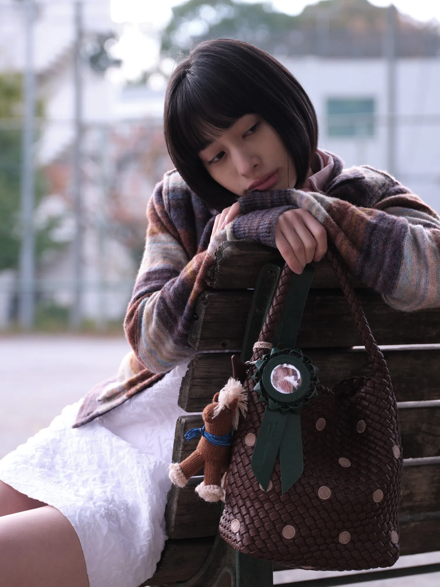 刺繍ドット編みトートバッグ：通勤シーンでの実用性とデザイン特徴