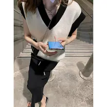 シンプルでおしゃれなブラックホワイトVネックニットベスト【ゆったりシルエット・女性用】（セットアップ対応）