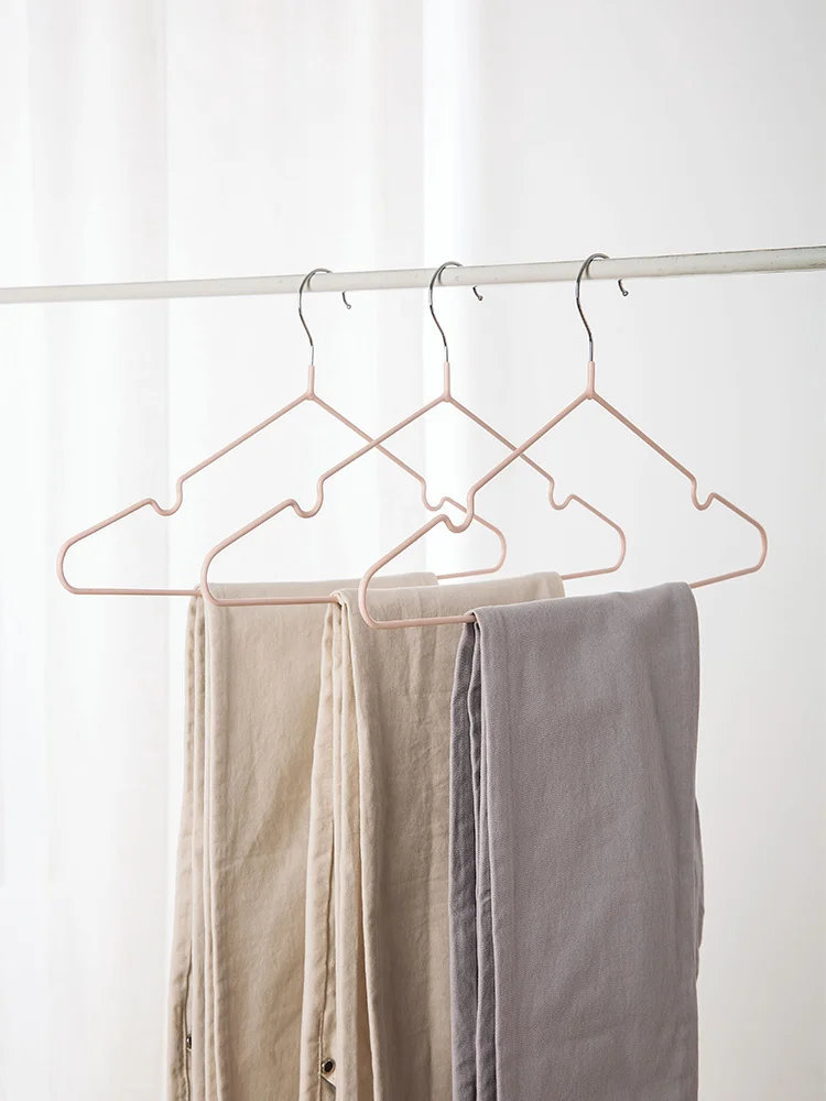 Tシャツ用ハンガーをどう選ぶ？乾湿両用で通勤からキャンプまで使えるアイテムの選び方