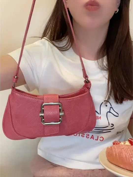 ピンクのレトロなサイドバッグ【ミニショルダー・金属バックル・女性用】