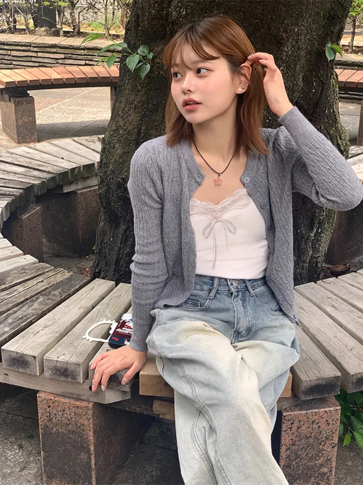 ワンピースの胸元あくインナーとして、カミソリとシースルーブラの違いは？