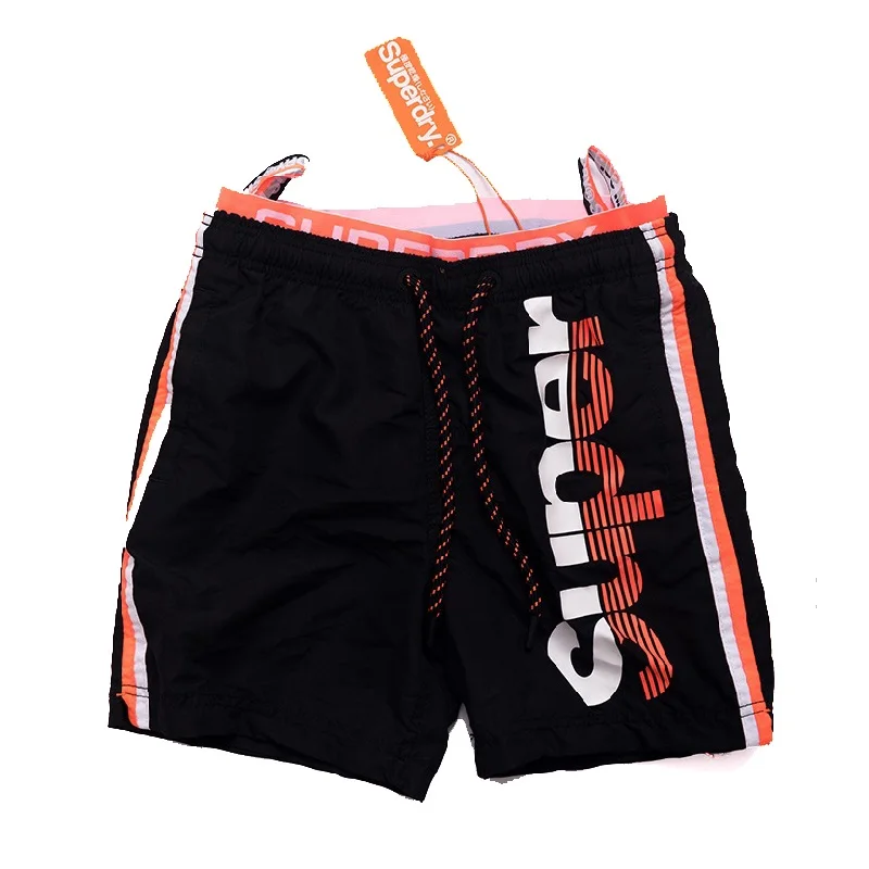 バーミンドショートスを選ぶべきタイミングは？Superdryの速乾ビーチショートパンツが解決するリアルな悩み