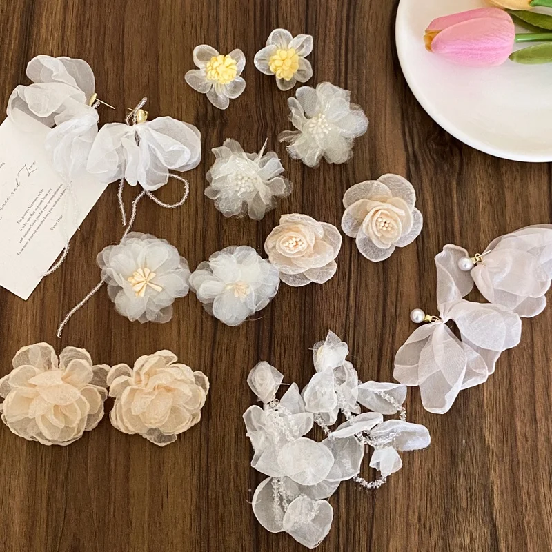 春の飾りに手作りをどう選ぶ？純白の布製山茶花イヤリングがもたらす、心に響く美しさとは