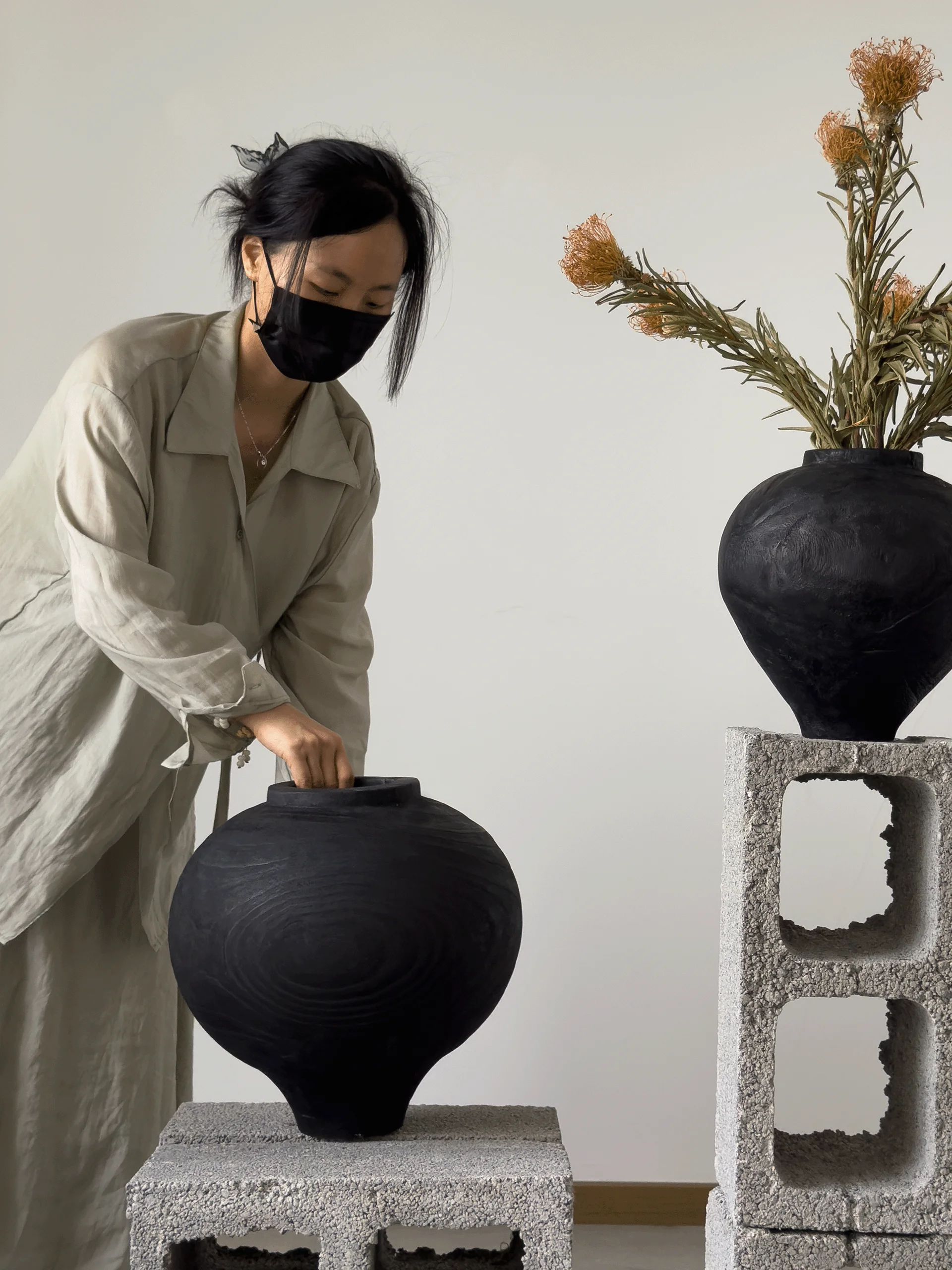 侘寂風の高級感ある木製花瓶：ビンテージ木材の自然な質感と禅の雰囲気を実現