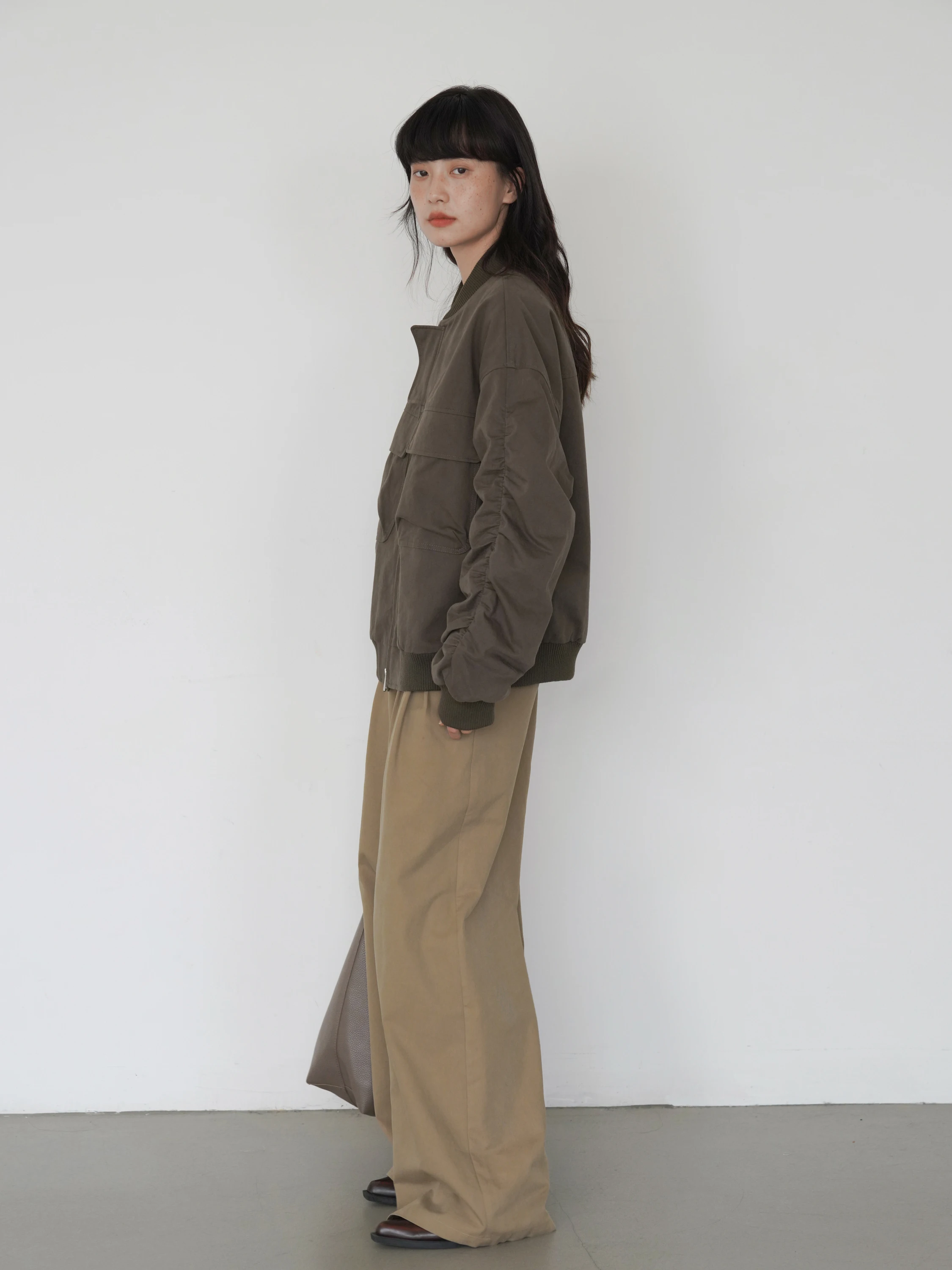 カーゴパンツ コーデ レディース 完全ガイド｜通勤に使える細身効果のストレートワイドレッグ