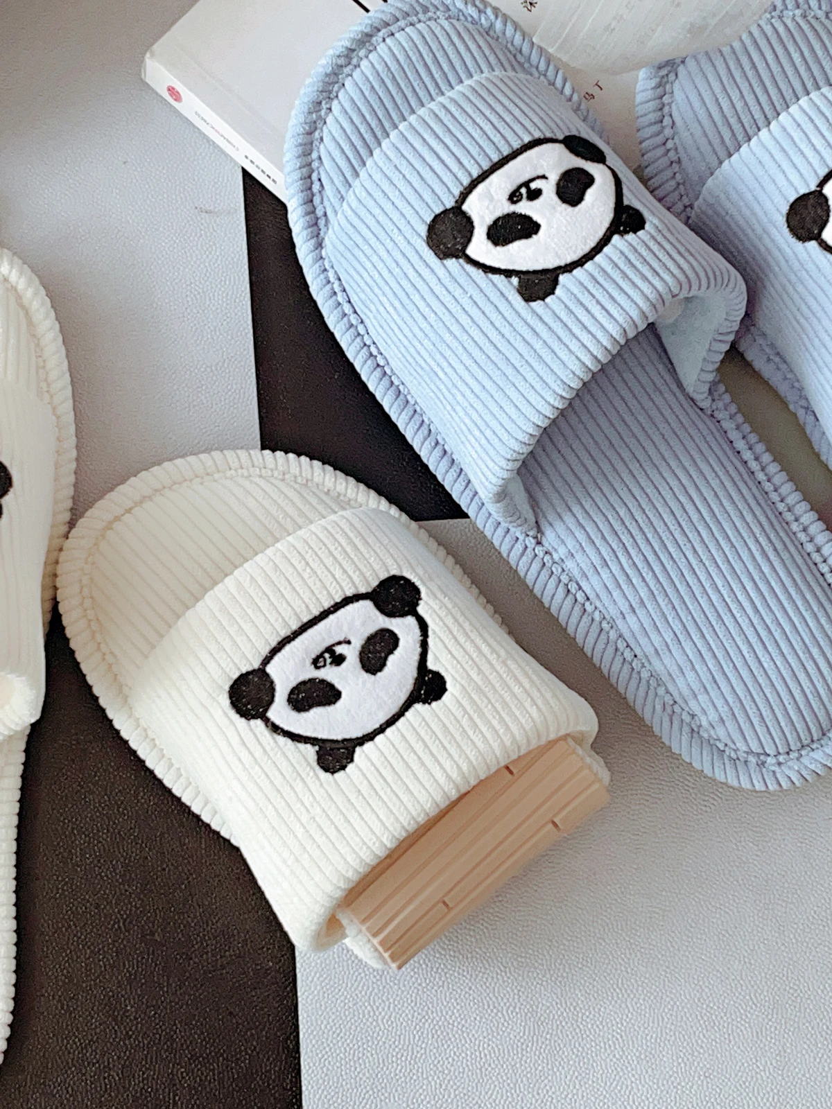 シンプルなレトロ風刺繍付きカップル用ルームシューズ：双足対応のホームシーンでの実用性とデザインのバランス