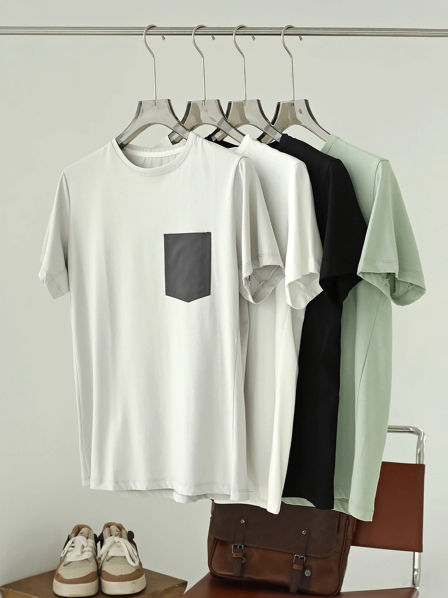 アウトドアTシャツはどんな素材がおすすめ？通気性と吸湿性の違いを知れば、夏の日常もスムーズに