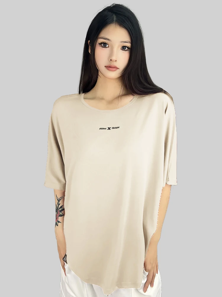 スニーカーに合う服ってどう選ぶ？背中が開いたトップスが解決するリアルなコーデの悩み