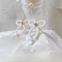 骨瓷製 蝶結びデザインのイヤリング【カジュアル・18Kゴールド仕上げ】