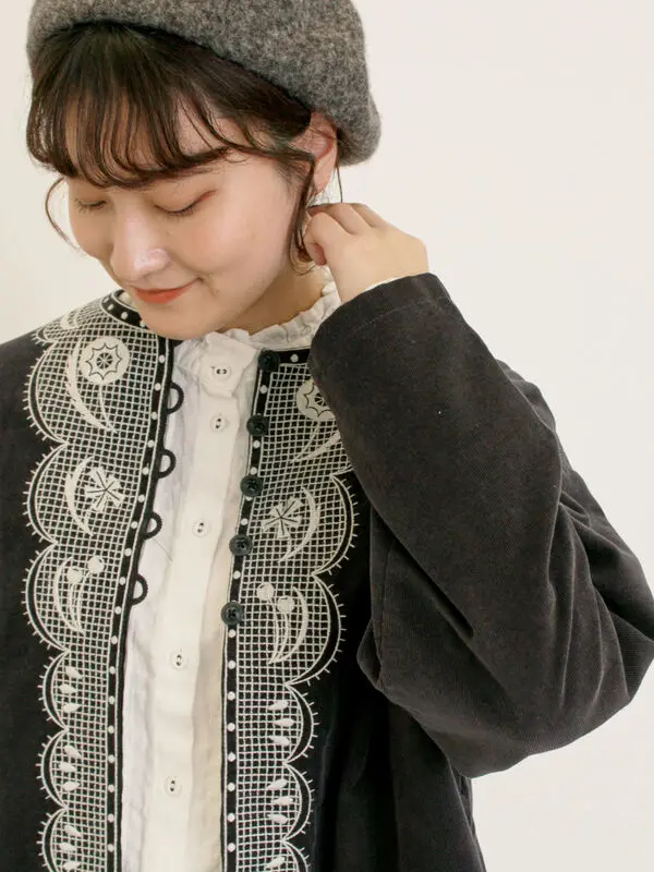 デニムジャケット コーデ 完全ガイド｜レトロ刺繍とゆったりシルエットの自然なスタイル