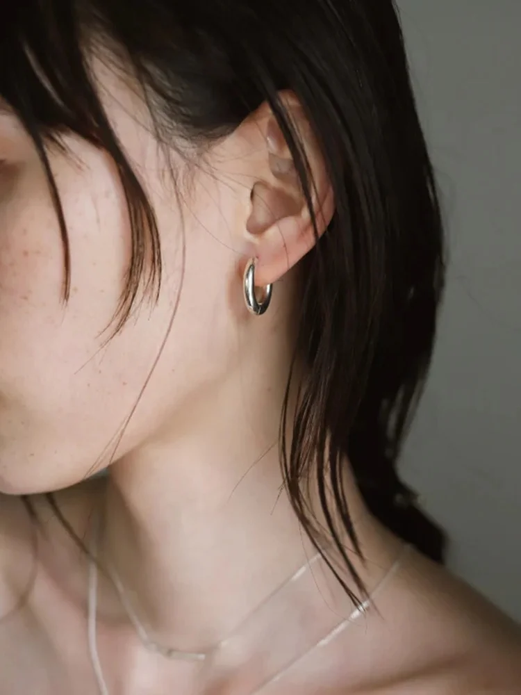 スタッドピアス ゴールドはなぜ今、女性の日常に不可欠なのか？