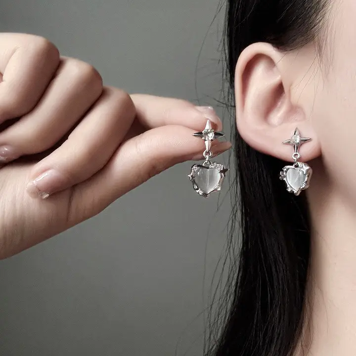 個性派 猫眼石ハート型ピアス【シルバーニードル・女性用】