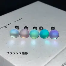 極光色のハーフサークルチタン鋼ピアス【レイザー反射・幻想的デザイン】