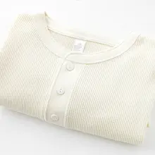 優しいクリーム色のヘンリーネック長袖Tシャツ【ユニセックス・フィット・秋用】（セットアップ対応）