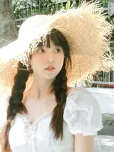 ビーチリゾート用大きなつばのラフィア編みハット【日焼け防止・透かしデザイン・女性用】