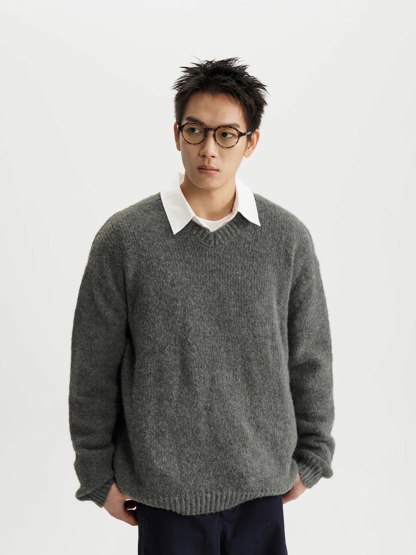 Vネックデザインのレトロニットセーター：栗色・ミントブルー・スモークグレーのゆったりカジュアルスタイル
