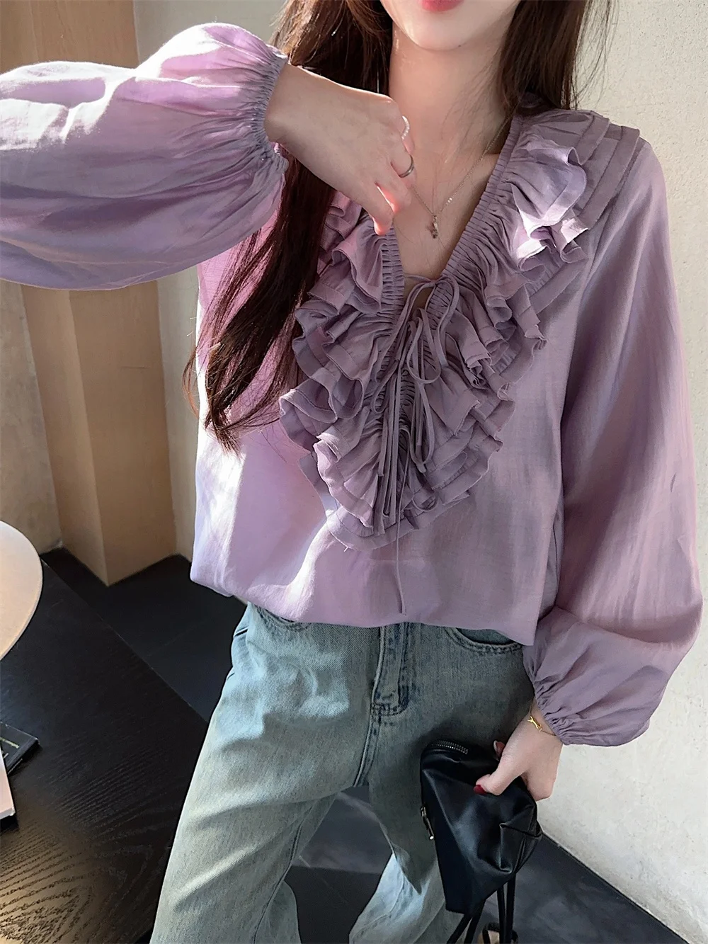フリル付きVネック紫色ブラウス【秋用・高級感・個性的デザイン】