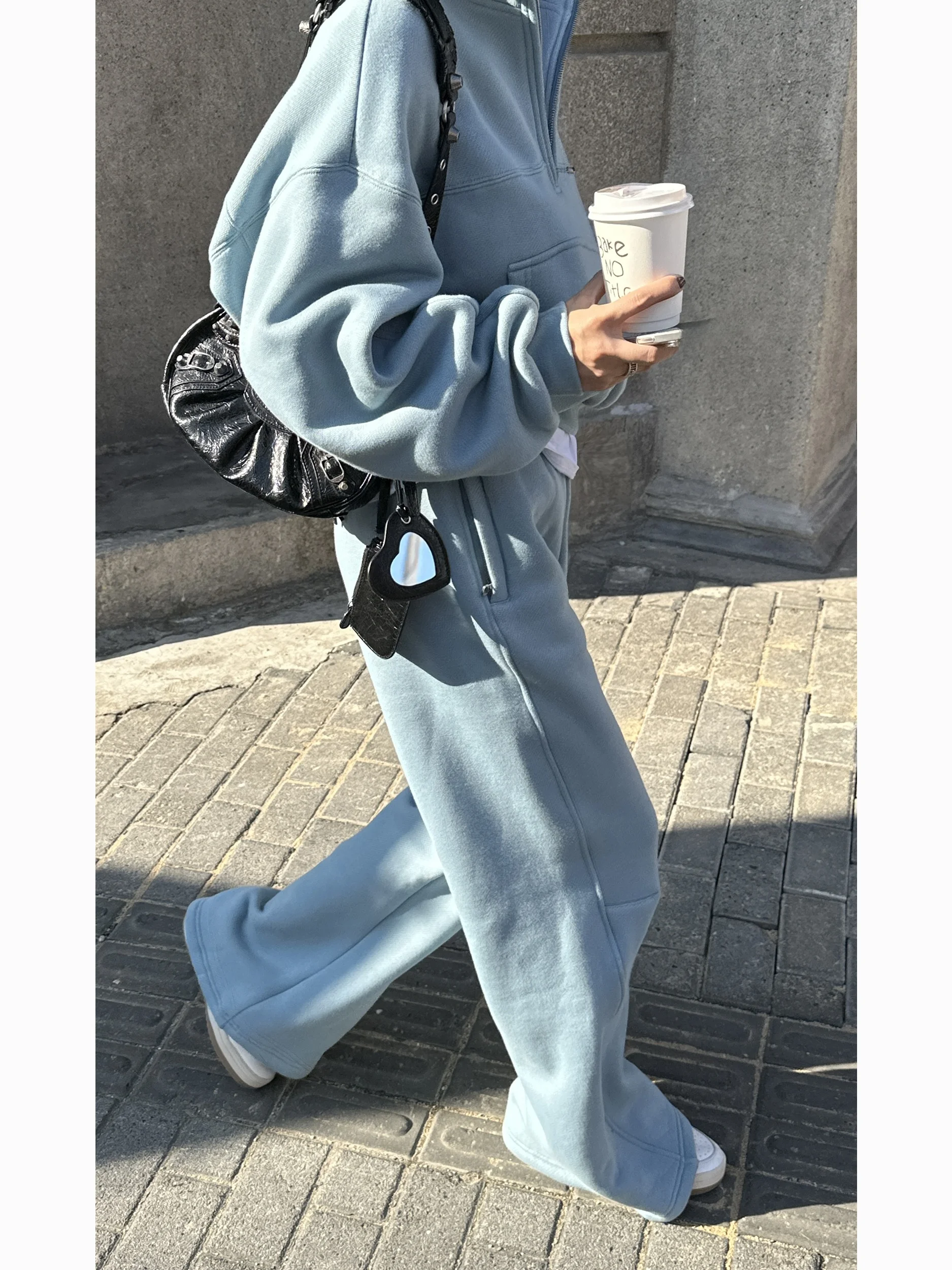 パーカーとワイドパンツセットアップ：カジュアルスタイルに最適なゆったりフィットデザイン