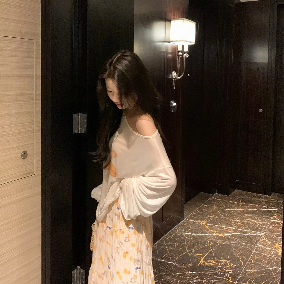 ヴィンテージ風プリーツスカート【花柄・女性用・ストレートシルエット】：通勤シーンでの実用性と素材特性を解説