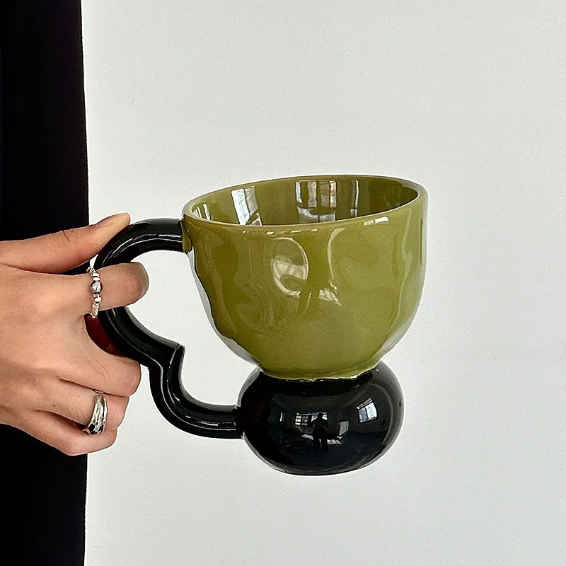 オレンジ 限定 レトログリーンとブラックのハンドル付きマグカップ：陶器製コーヒー用ギフトの実用性とデザイン特性