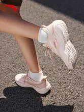 通気性のあるメッシュ素材を使用した女性用軽量トレーニングシューズ【柔らかいソール・減震機能付き】