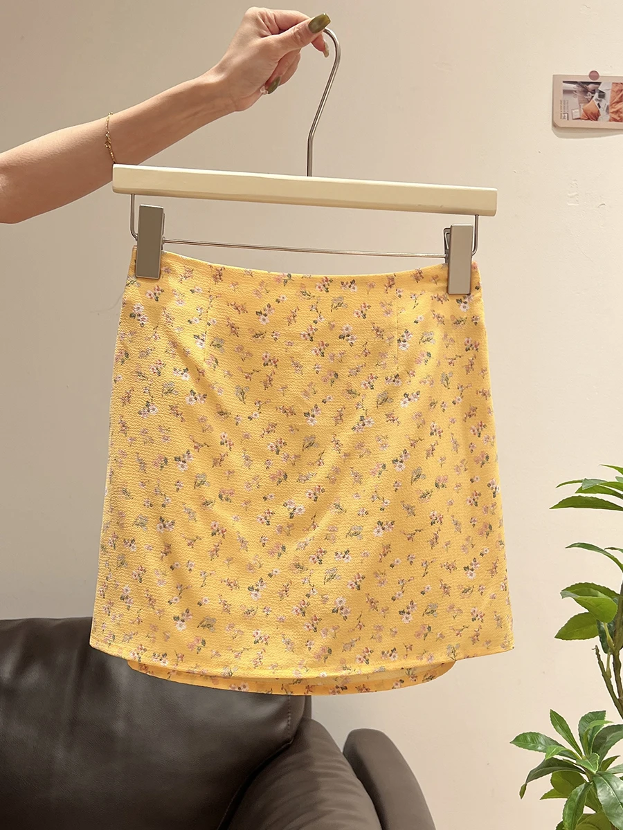 40代の女性がミニスカートを着るとき、どんなスタイルが本当の「着心地」を届けるの？
