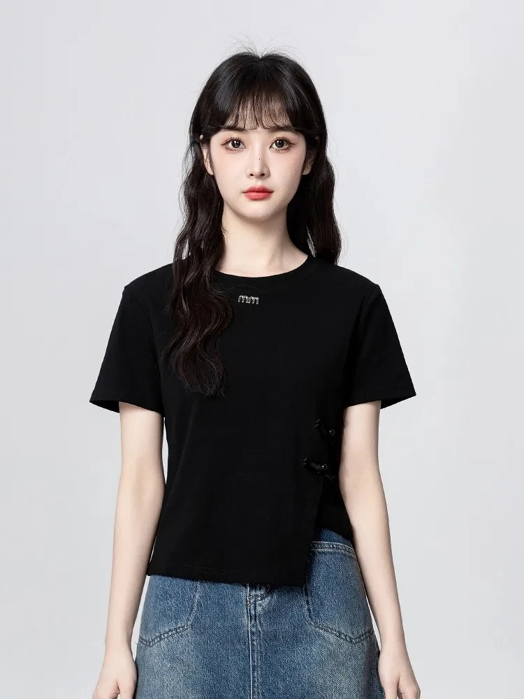 20代後半の通勤スタイルに欠かせない、デザイン性のある半袖Tシャツは今こそ選ぶべき？