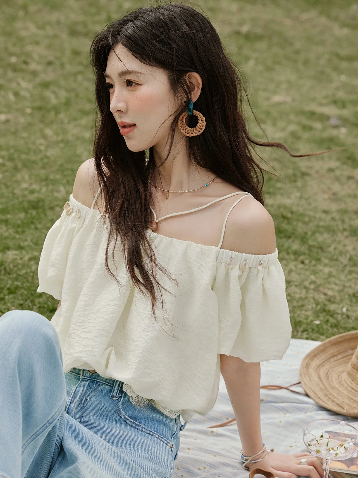 off shoulder を選ぶときに迷うなら、この1つのデザインが答えになる？