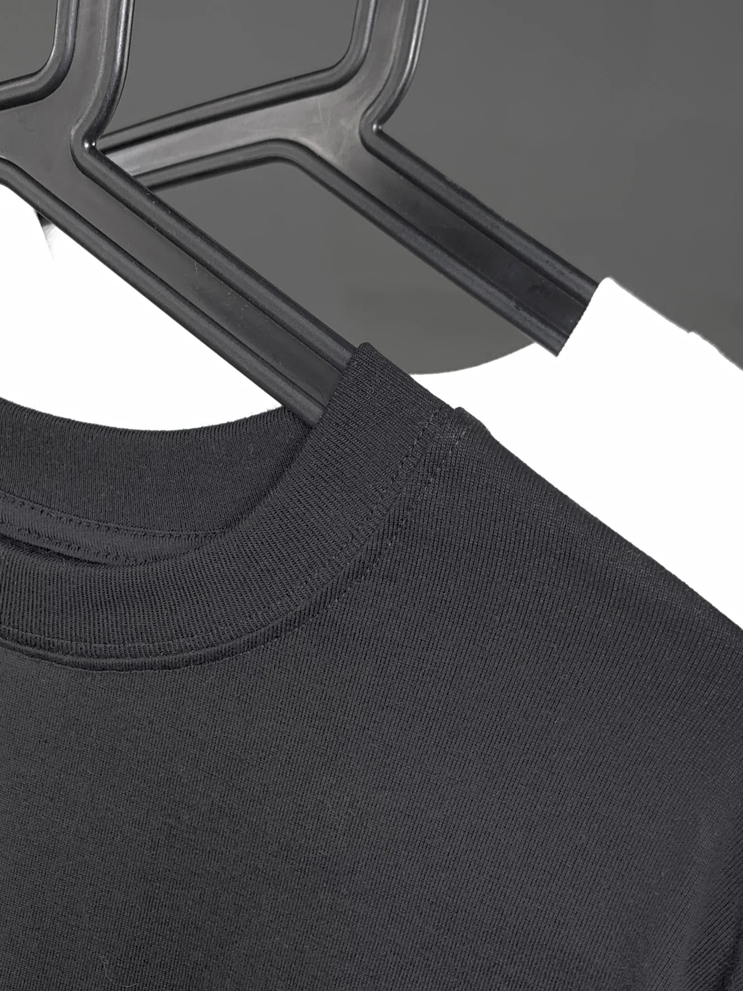 「Tシャツ 重ね着 メンズ ダサい」という悩み、実はこれで解決できる？