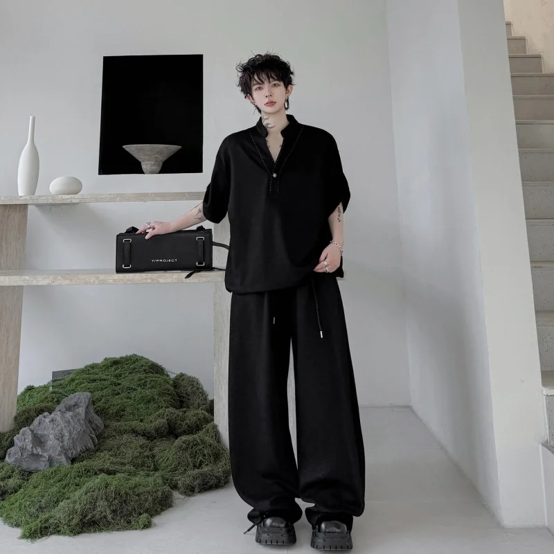 刺繍入りネックラインデザインの半袖シャツとカジュアルパンツ：かっこいいメンズファッションの実用性とシーン別適用