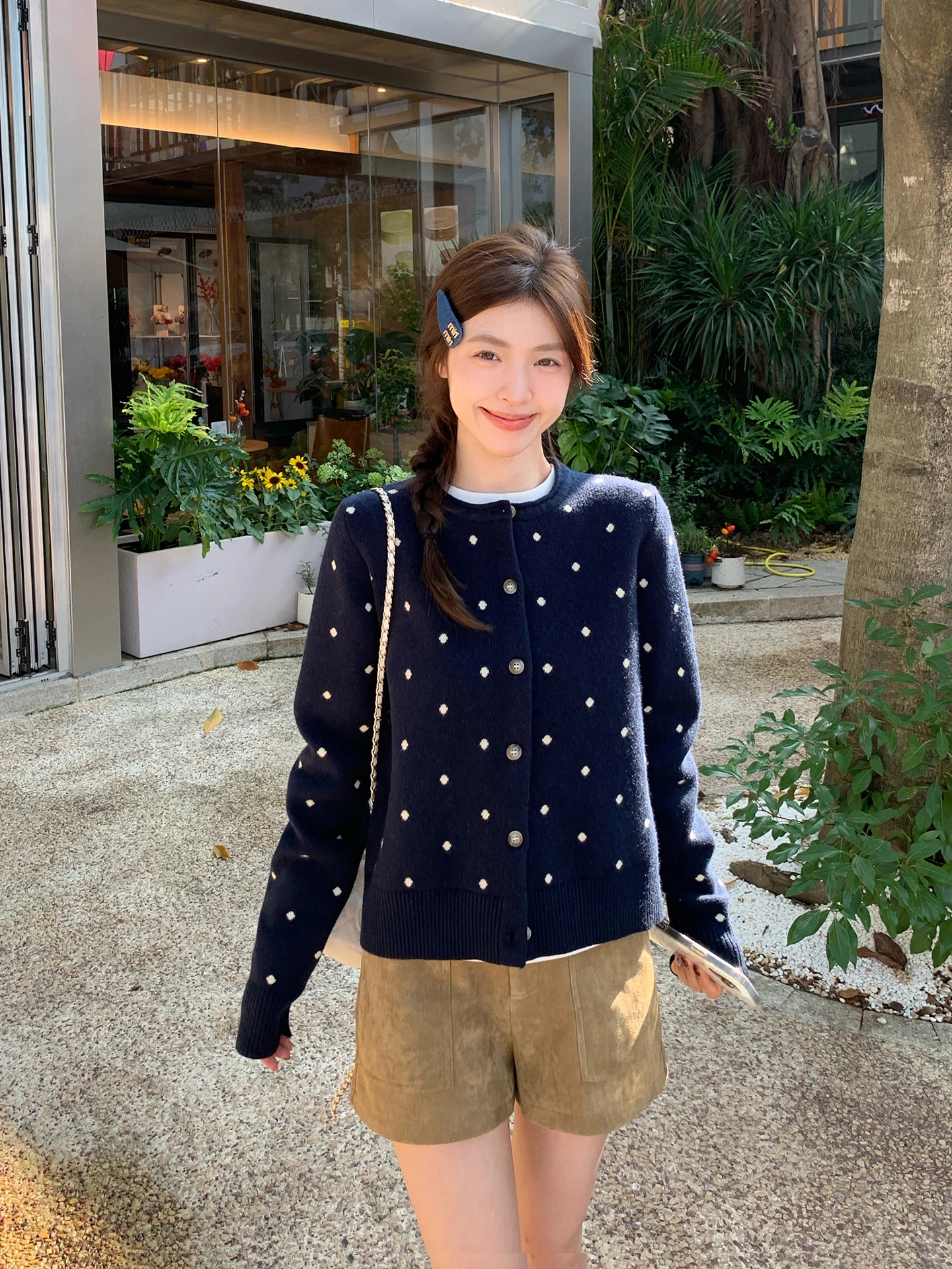 ドット柄ニットカーディガンの色選び：ネイビーと無地の違いを実測で解説