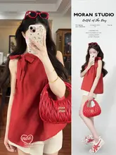 優雅な印象の赤いノースリーブトップスと不規則なショートパンツ（セットアップ対応）