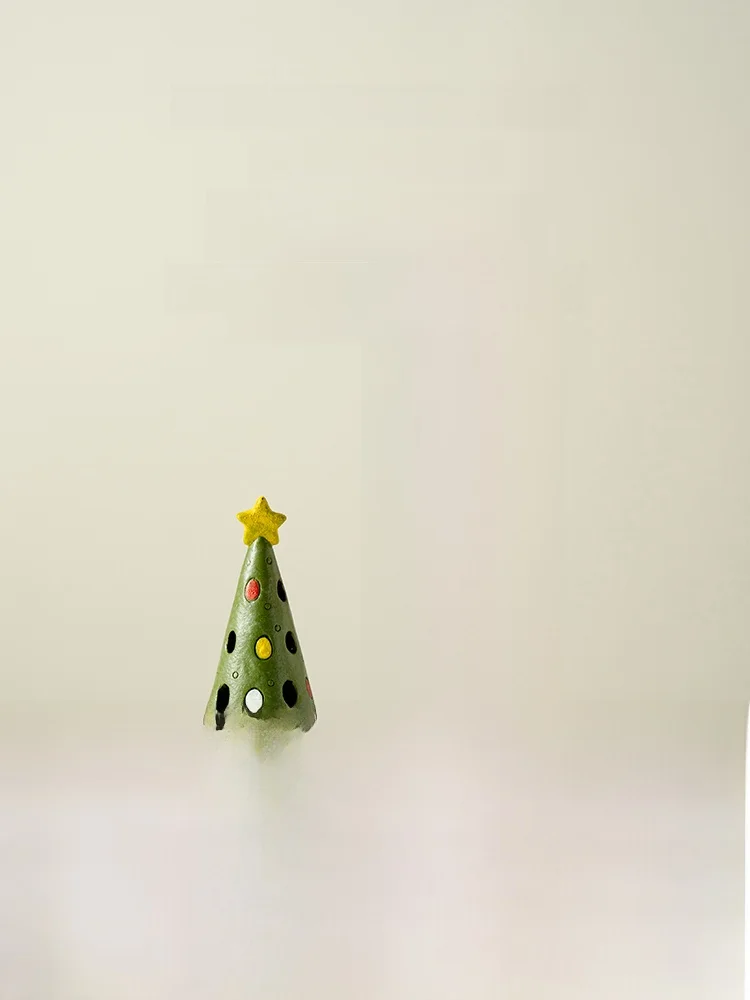 クリスマスツリーに差し込む一瞬を、どう表現する？手作り陶器キャンドルホルダーの心地よさを体感