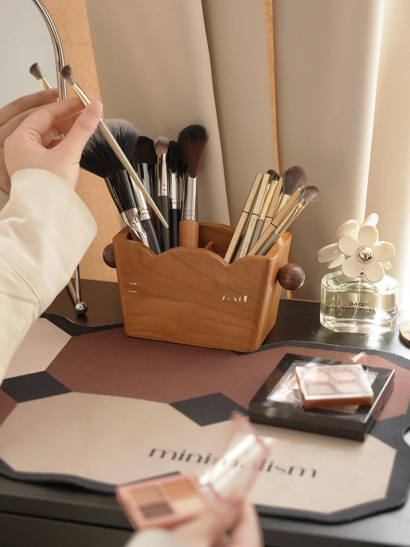 beauty supplies で大切な「卓上小物収納」は、本当に必要なのか？