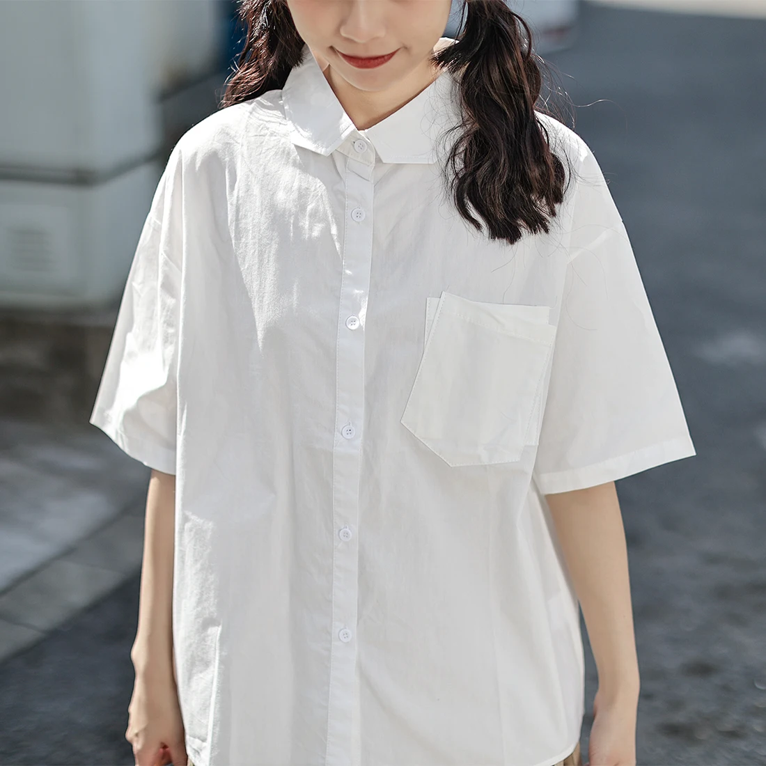オフィスカジュアルの春夏にぴったりな1着は？日本風のゆったりシャツが解決する理由