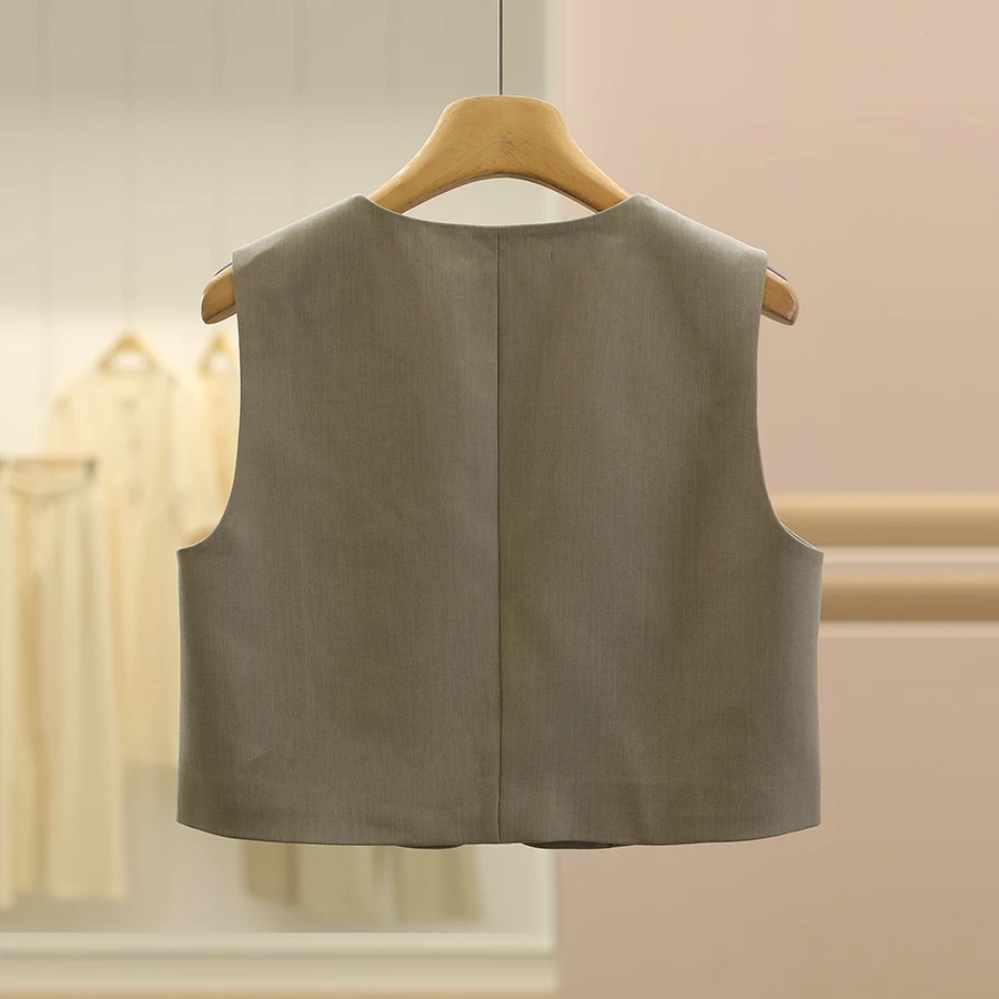 ボス服を正しく選ぶには？通勤のストレスを一気に解消できる「スリムフィットの西洋風ベスト」の本当の価値とは
