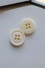 凹凸デザインのナチュラルホワイトボタン【骨質感・英国製・直径十五ミリ】