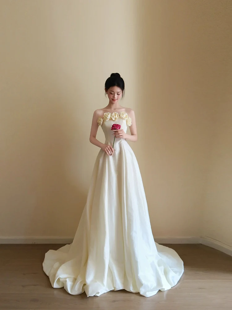 世界の花嫁衣装：胸出しデザインの軽やかなウェディングドレス【サテン仕立て・トレイン付き・エレガント】
