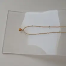 デザインアクセントの金色バラネックレス【個性的でエレガント】