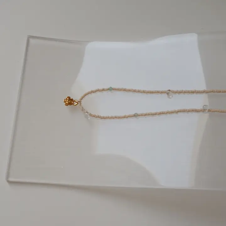 デザインアクセントの金色バラネックレス【個性的でエレガント】