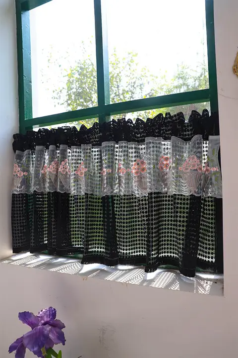 フランス風レース刺繍ブラックカーテン【短めデザイン・小窓用・キッチン・トイレに最適】