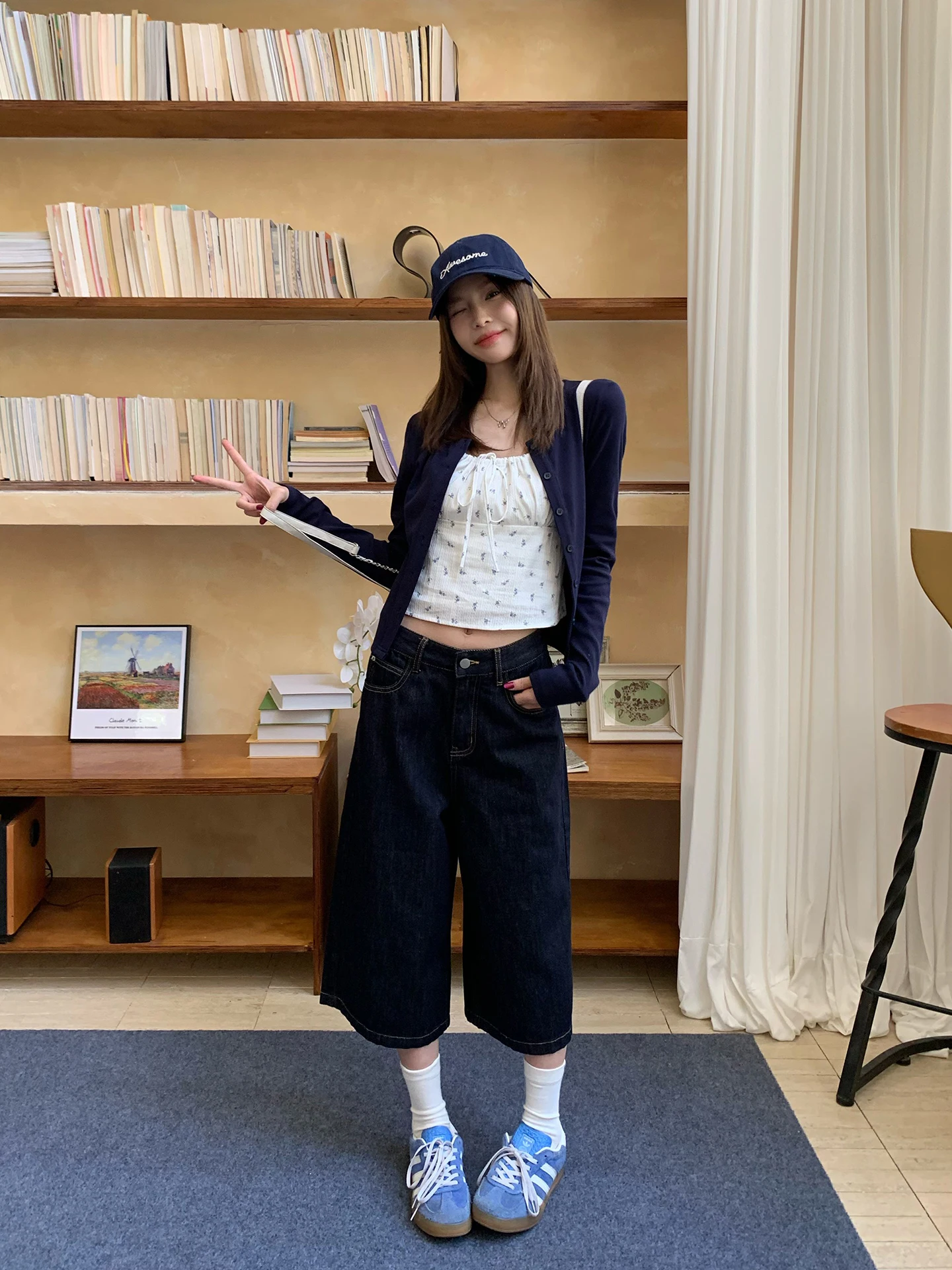 深い青のゆったりしたデニムパンツ：レディース向け直筒シルエットの実用性と着心地解析