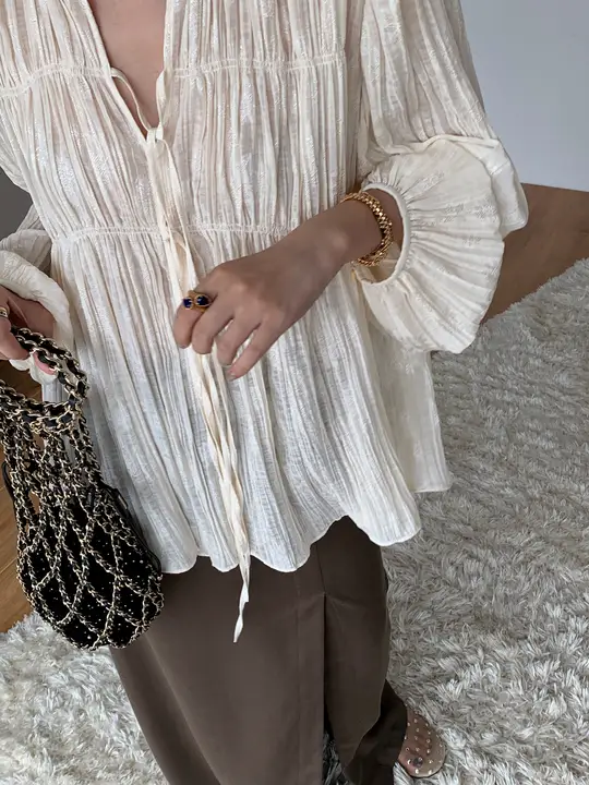 ロマンティックなデザインのランタンスリーブVネックシャツ【フラワープリント・ドローストリング付き】