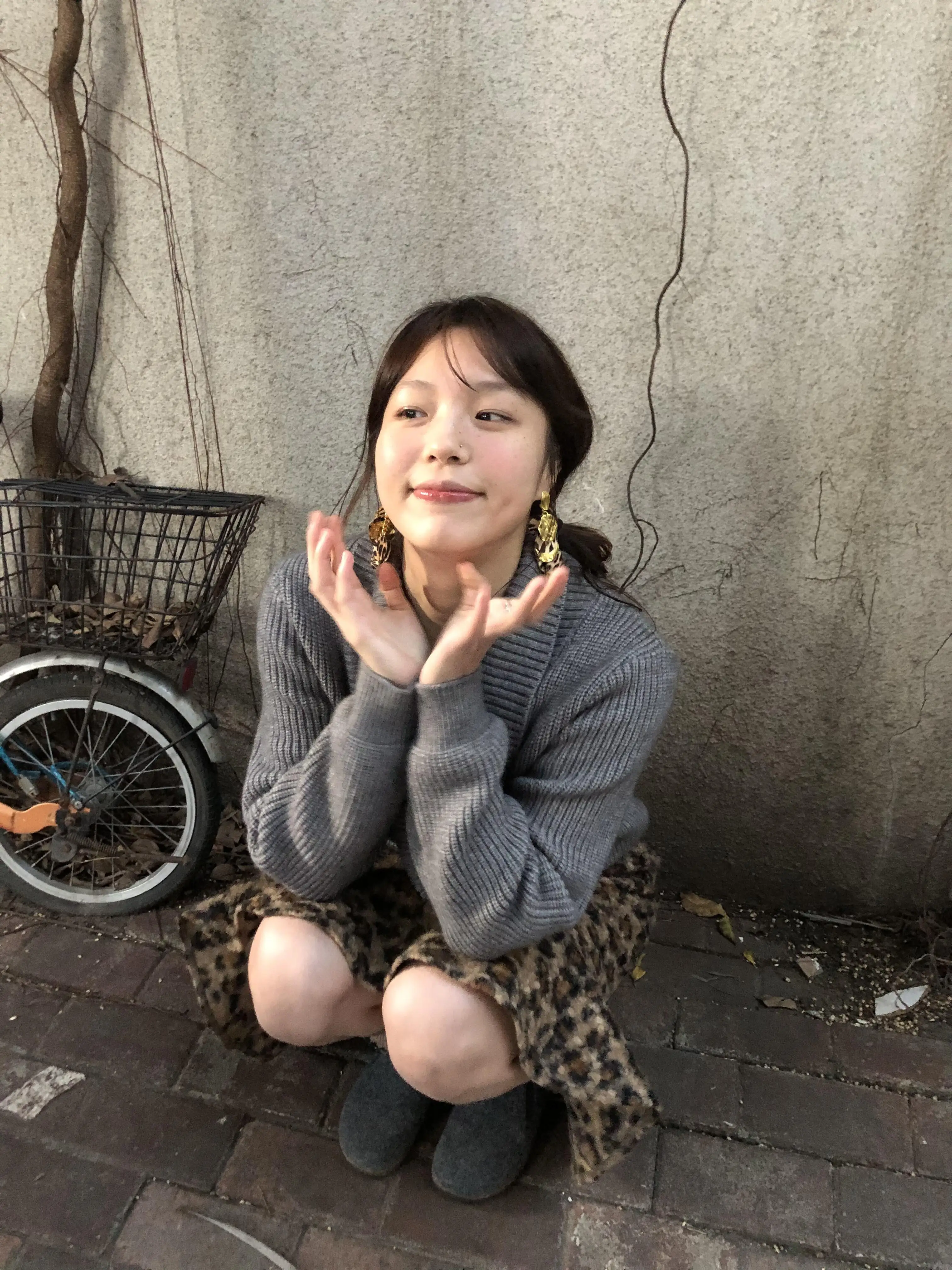 レトロなレオパード柄フレアスカート：ミディ丈で秋冬に最適な厚手ウールのA字型スタイル