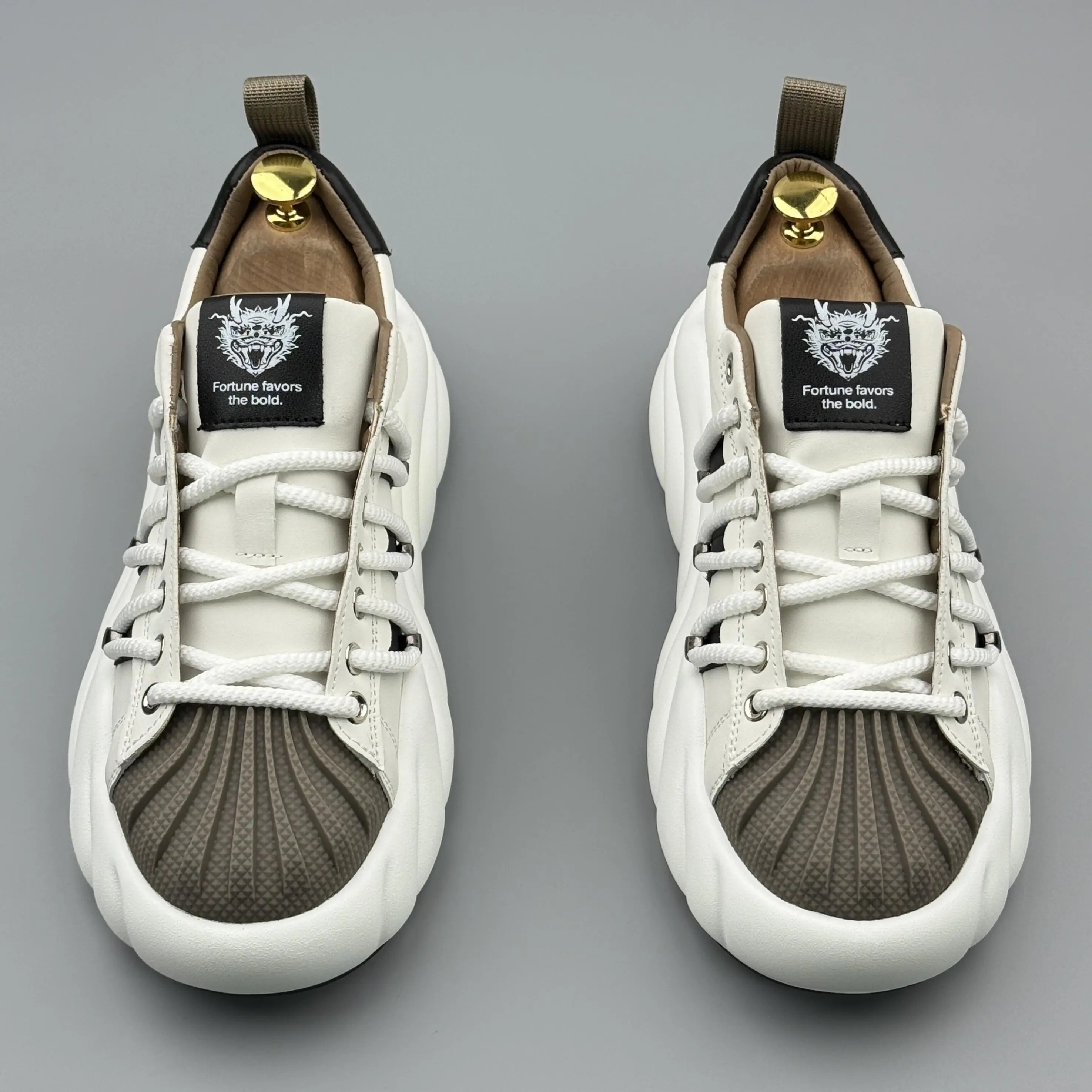 30代のカジュアルメンズにぴったり？90s hiphop スニーカーと比べて、chunky sneakers はどんな違いがあるの？