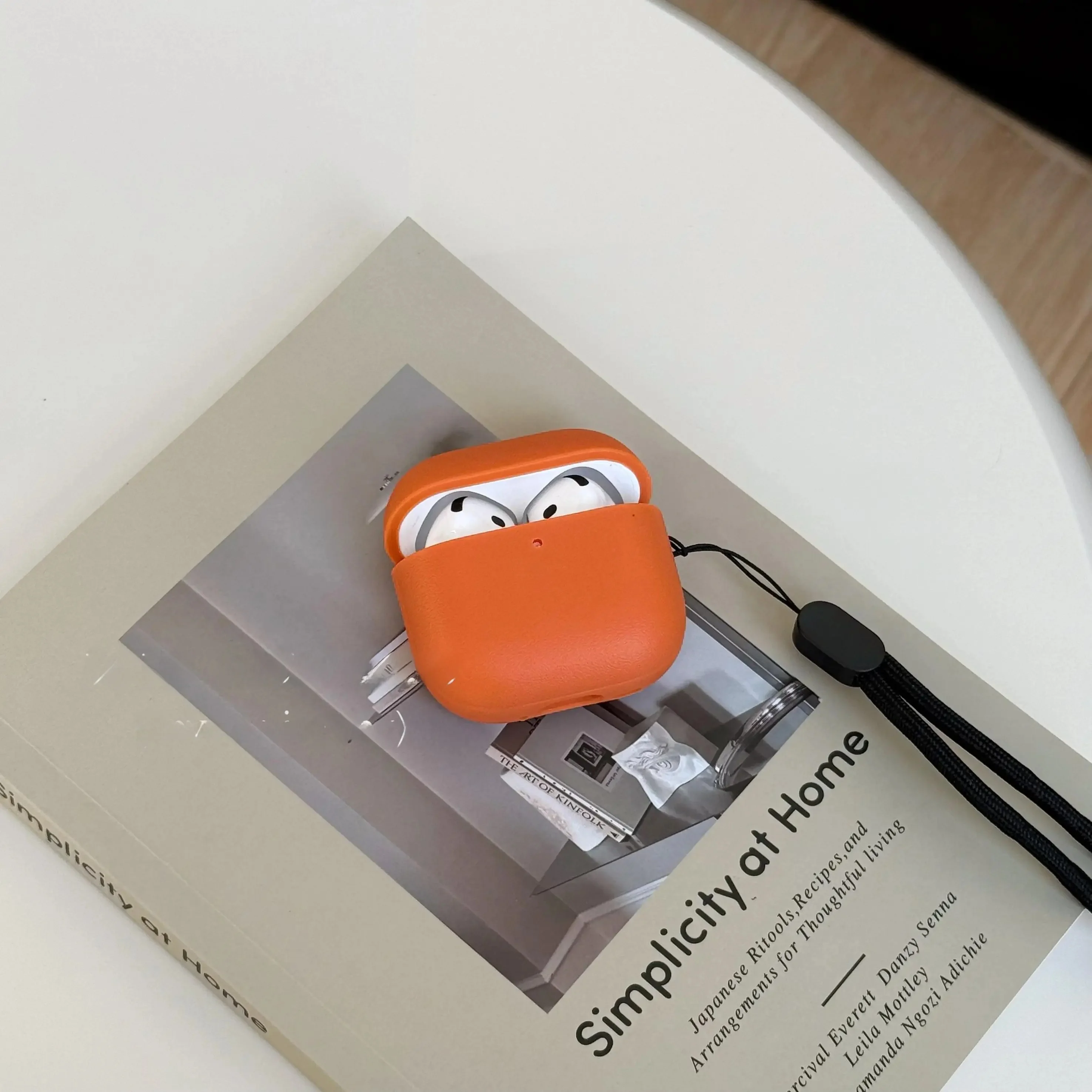 オレンジ色のAirPods Pro 3用イヤフォンケース：首掛けイヤホンとしての実用性とデザインのバランス
