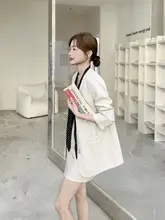 ビビッドカラーのドットタイ付きジャケットとスカート【秋春用・韓国風・雰囲気のあるスタイル】（セットアップ対応）