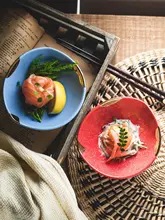 モダンデザインの高脚セラミック刺身皿【和食・デザート・前菜用】